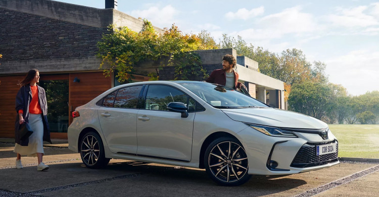  Toyota Corolla Sedan Klasik: Poslední šance na benzínovou verzi s výraznou slevou!