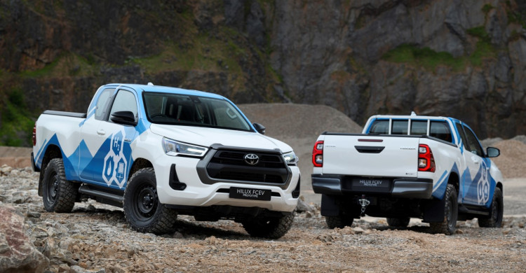 První vodíkové Toyoty Hilux se už testují na silnicích